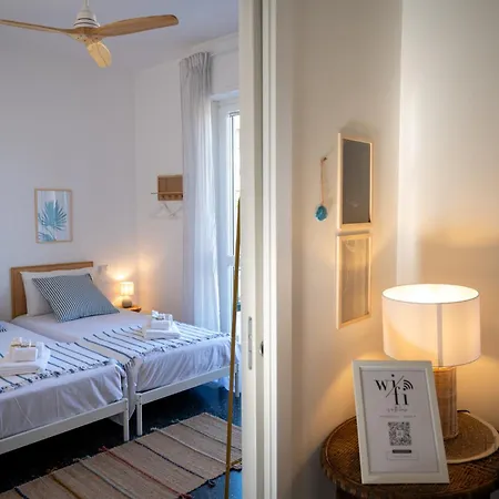アパート Penthouse With Terrace • Sea 5min • Trains 4min ヴァラッツェ